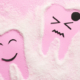 In den Zucker auf einem rosanen Untergrund sind zwei Zähne gemalt